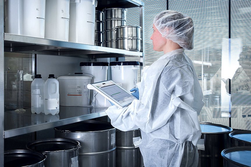 Index Laboratory technician at the workstation