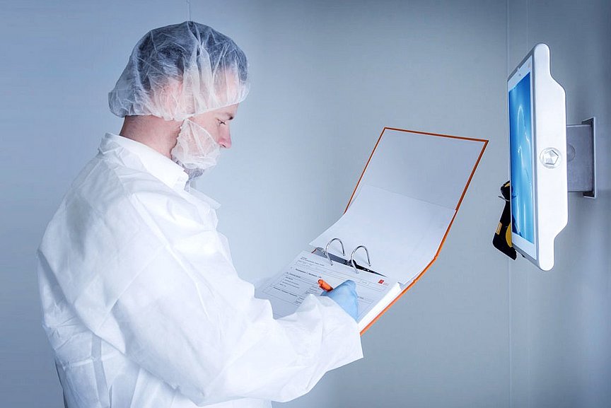 Labormitarbeiter am HMI-System Labormitarbeiter am HMI-System