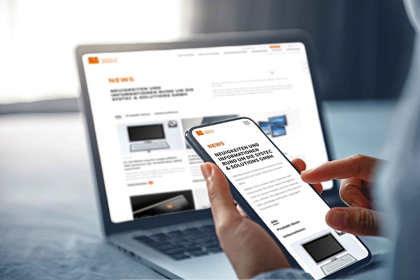 Smartphone und Laptop mit der Newsseite der Systec & Solution GmbH