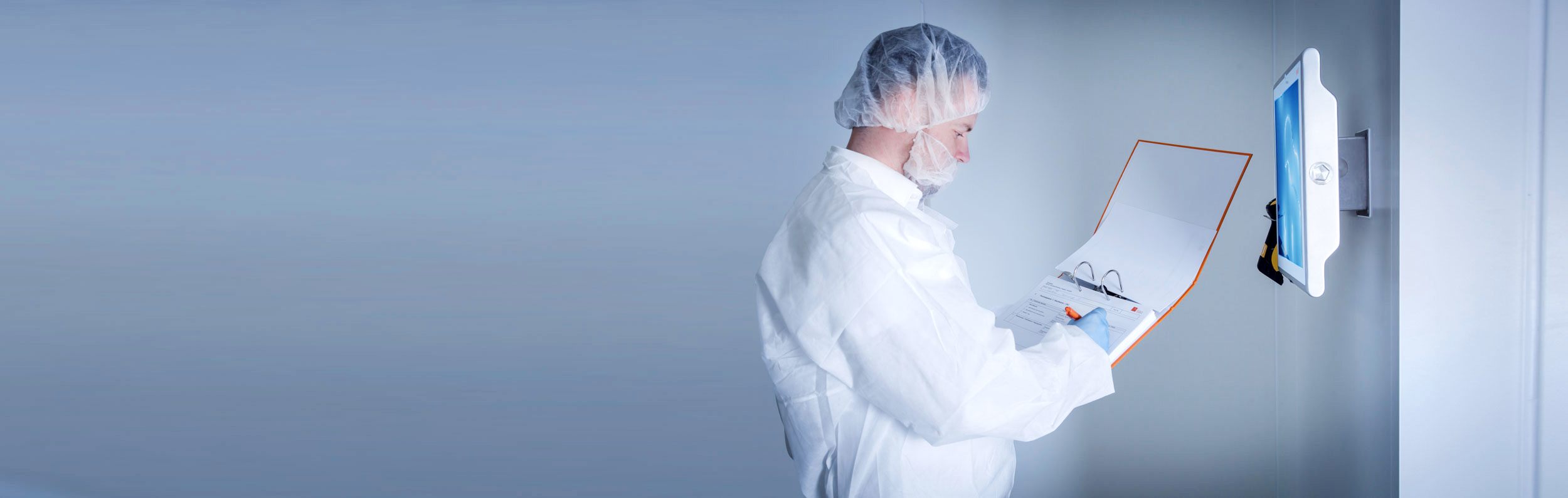 Labormitarbeiter am HMI-System